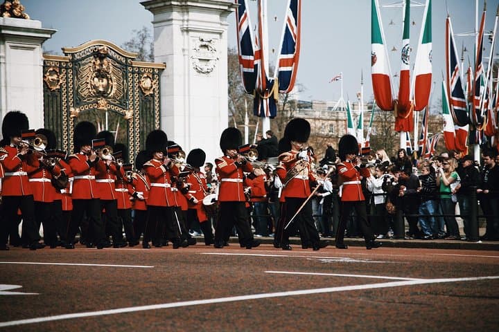 Changing of the Guard Guided Walking Tour Semi-Private 12ppl Max