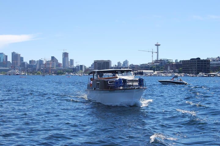 One-Hour Private Seattle Sightseeing Cruise – BYOB!
