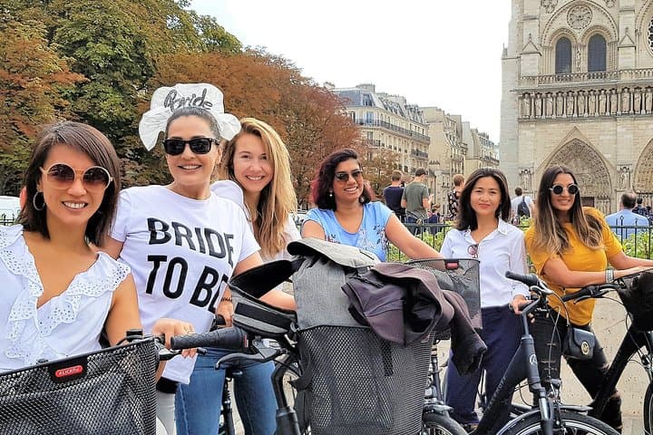 Bike Paris treasures with a live guide – Families & Friends