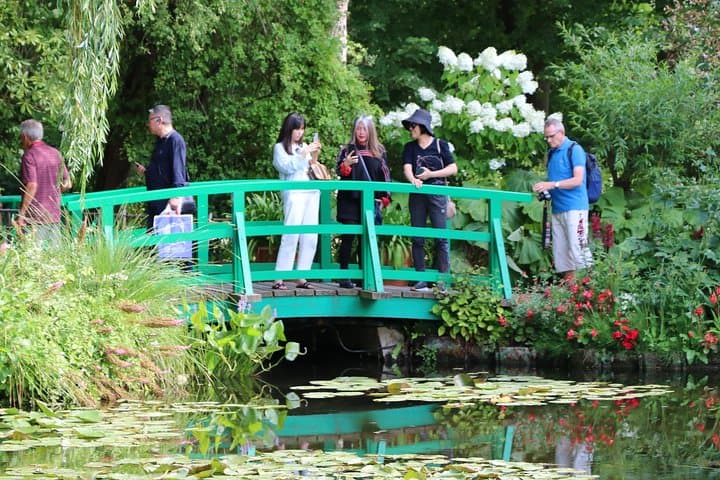 Giverny’s House & Gardens plus Versailles Palace Day Trip with Lunch from Paris