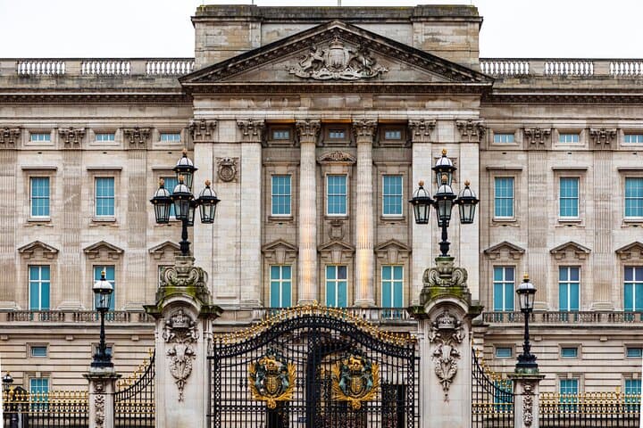 Buckingham Palace Visit & Changing of the Guard Walking Tour