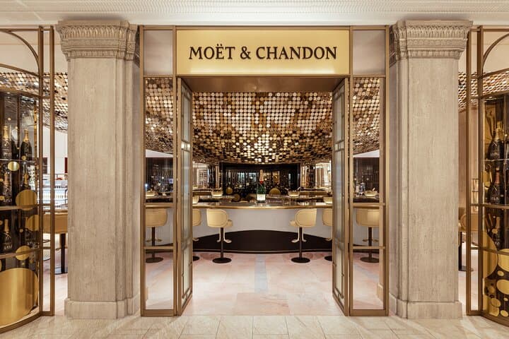 Private Buckingham Palace Royal Walk & Champagne at Harrods