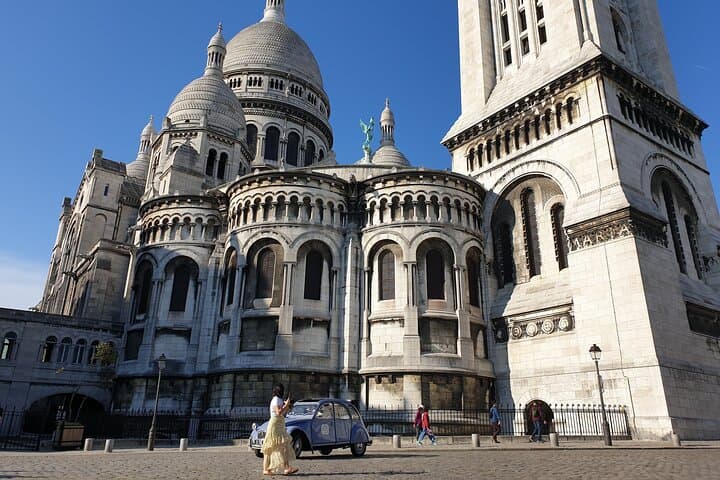 Discovery of Montmartre in a 2CV – 45 min