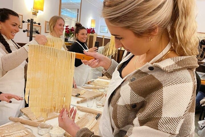 Pasta Cooking Class in Rome – Fettuccine Class in Piazza Navona