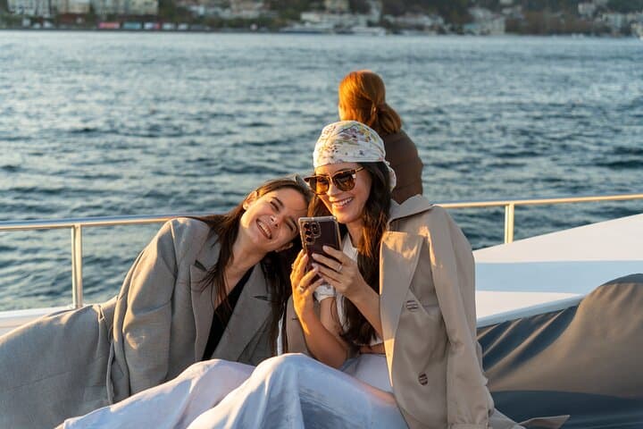 Istanbul Bosphorus Afternoon Cruise with Guide & Turkish Coffee