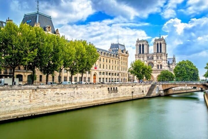 Paris Notre Dame & Île de la Cite: Max 6 People Group or Private