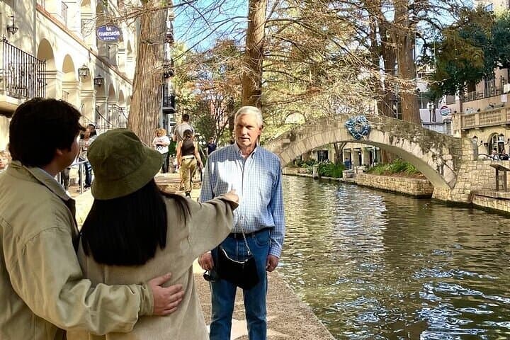 Walking Tour Along the San Antonio Riverwalk And Around Downtown
