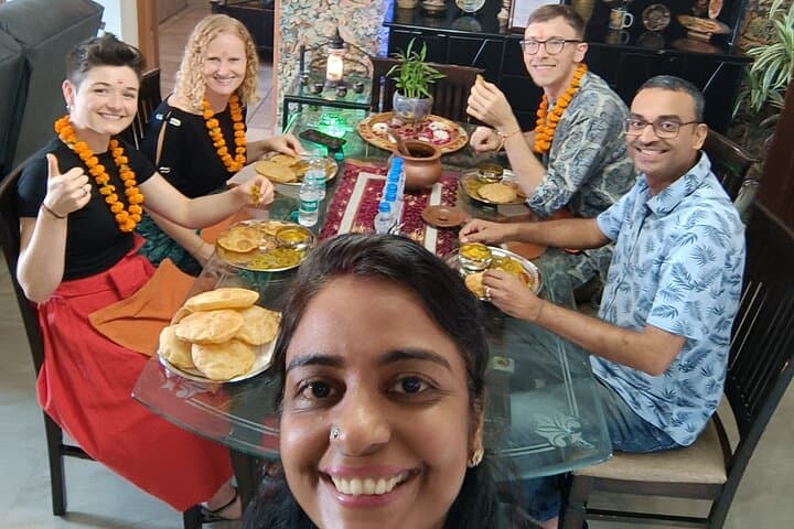 AI Tour – Cook, Talk, Dine & more with locals at their Delhi Home