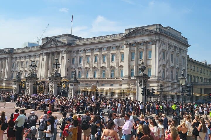 Exciting Full Day Walking Tour – See All London Sites