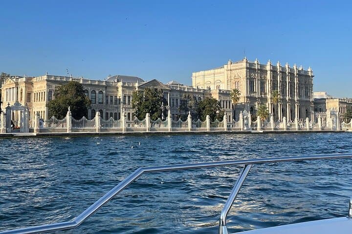 Istanbul Experience: Dolmabahçe Palace Tour and Yacht Cruise
