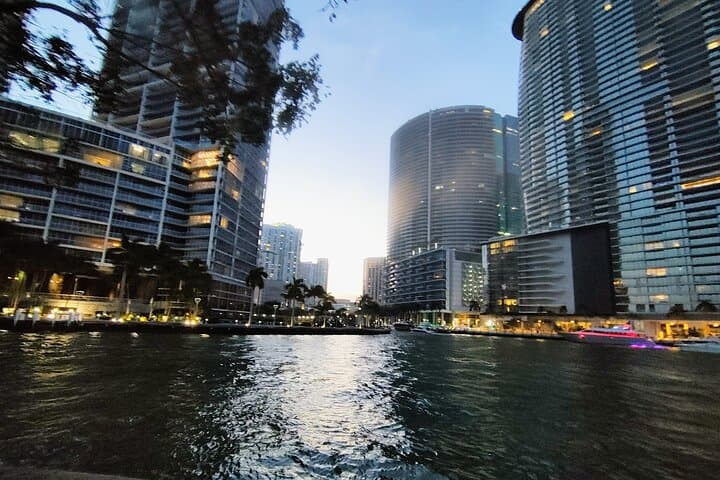 Experience Luxury Limo Service in Miami!!