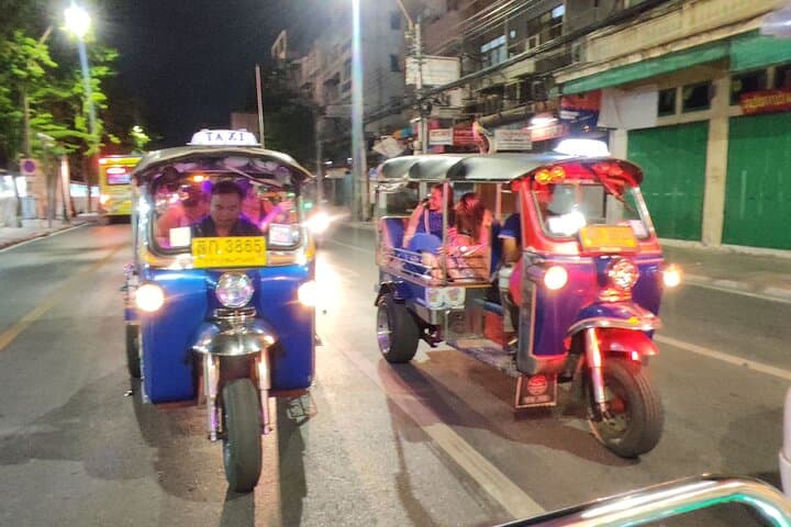 Bangkok Night Eats by Tuk Tuk – Hotel-pickup & Dinner