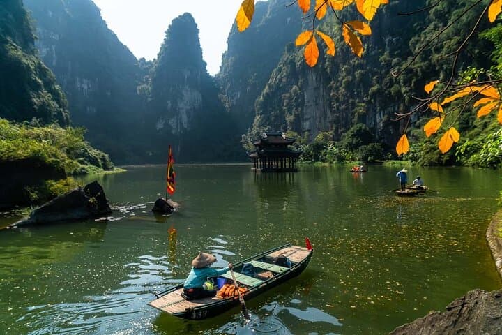 Hanoi to Ninh Binh Day Trip: Mua Cave, Trang An Boat Ride – Lunch