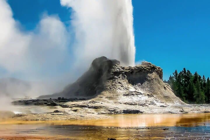 Yellowstone Full Day Private Tour & Hike – from Inside the Park